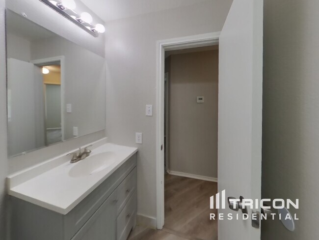 Building Photo - 9418 Live Point