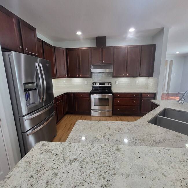 Building Photo - End unit townhome in Newark - 4 bedrooms, ...