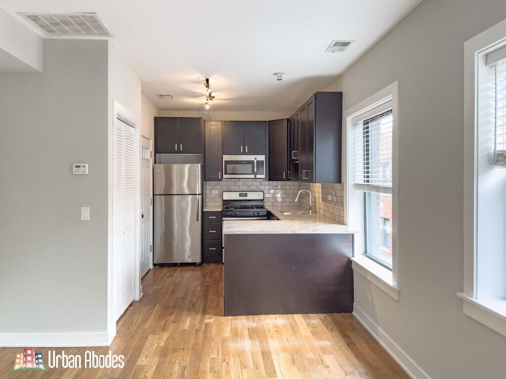 Building Photo - 2206 W Eastwood Ave