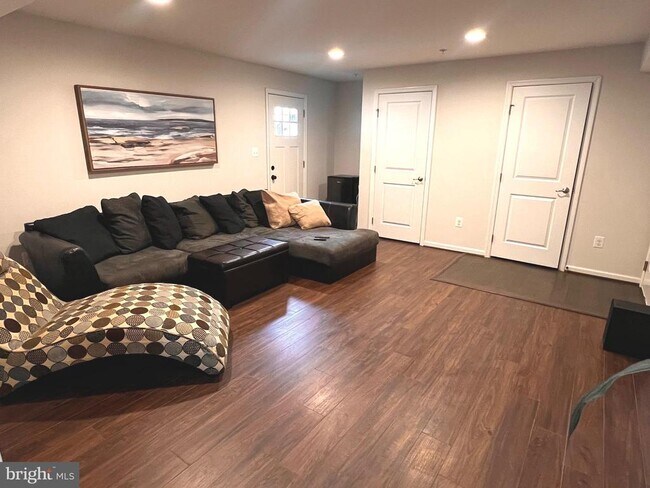 Building Photo - 154 Sachem St