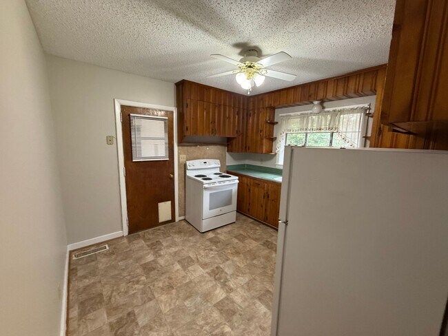 Building Photo - Great 3 bed 2 bath