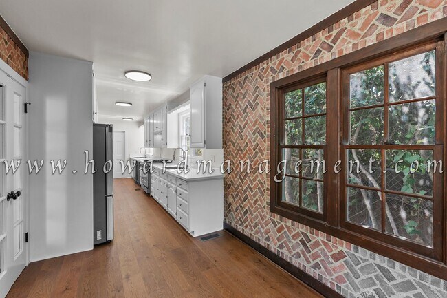Building Photo - Contemporary Style 5bed/5bath Home with Ad...