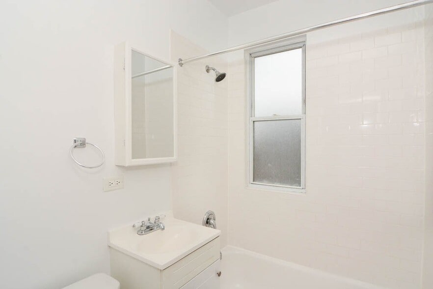 Building Photo - 2600 N Kimball Ave