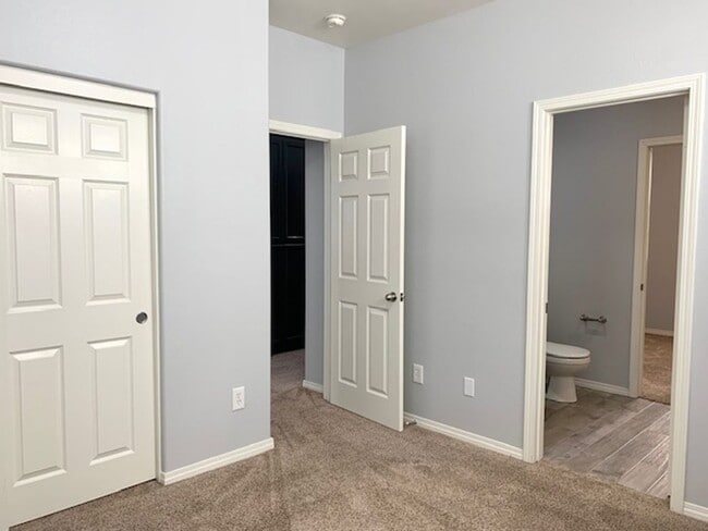 Building Photo - 3150 N Ventura Rd