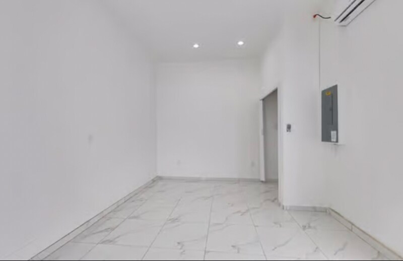 Building Photo - 653 Stanley Ave