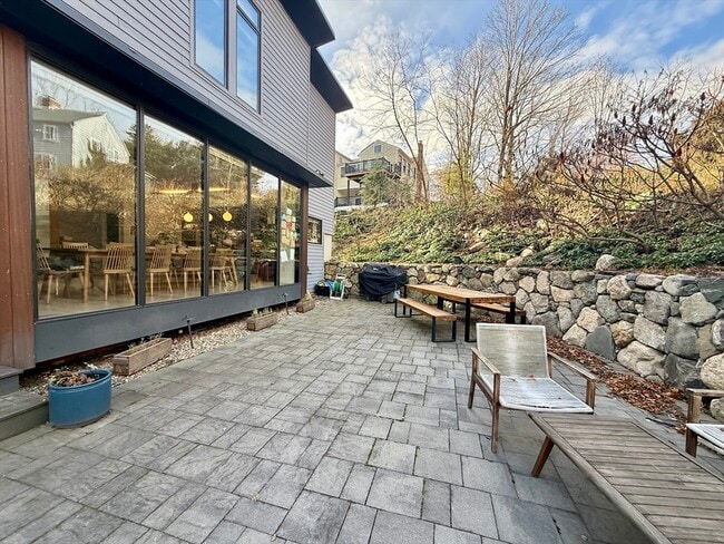 Building Photo - 6 Parkside Dr