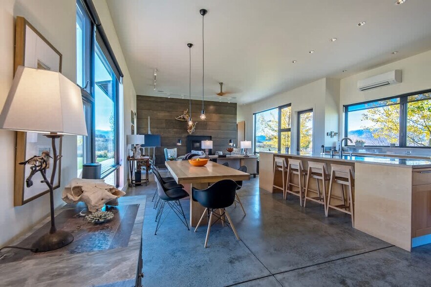 Building Photo - 5420 S 2000 W