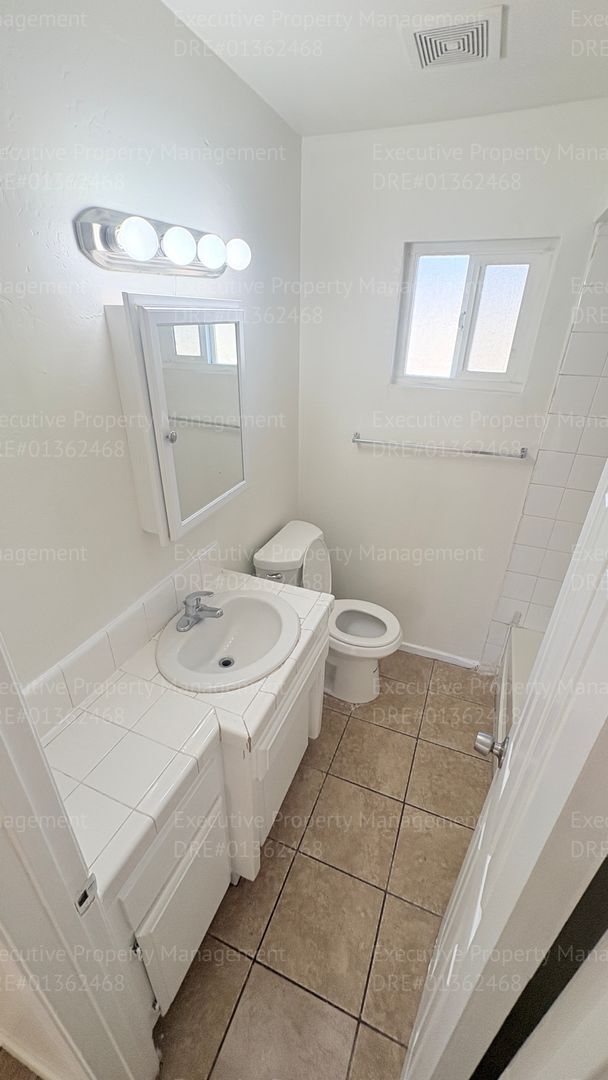 Building Photo - 2 bedroom 1.5 bathroom townhome near shopping centers and hospital! Located in the 93305 zip code...