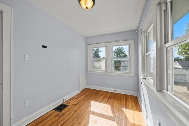 Building Photo - 925 Thomas Rd