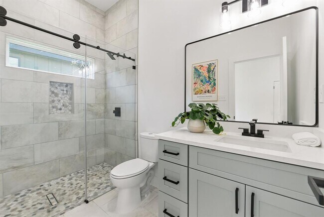 Building Photo - 418 Bedford Dr