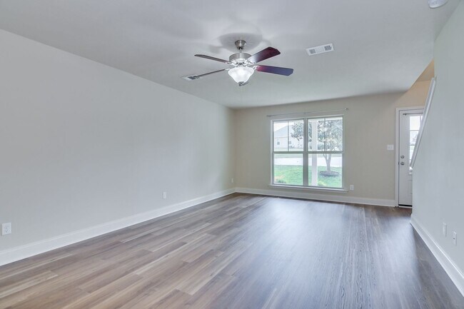 Building Photo - 3 Bedroom 2.5 Bath - Over Half Acre Lot!