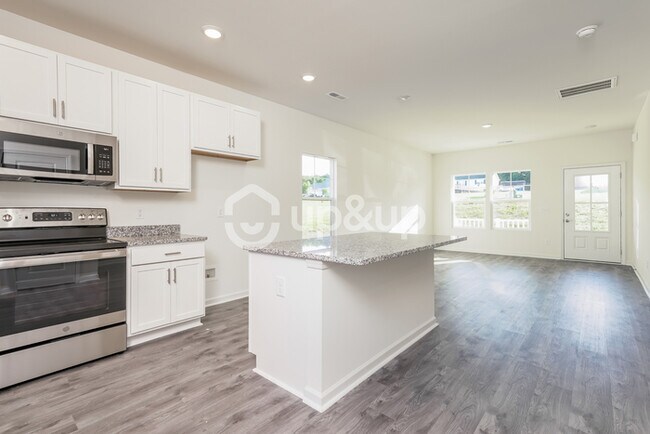 Building Photo - Fantastic 3bd/3ba home! Coming soon!