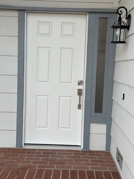 Building Photo - 112 S Birchwood St