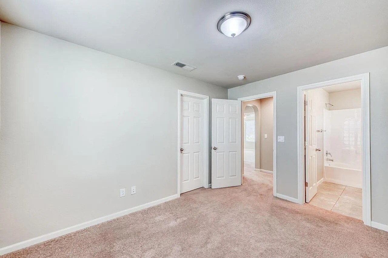 Building Photo - 1304 Royalty Way