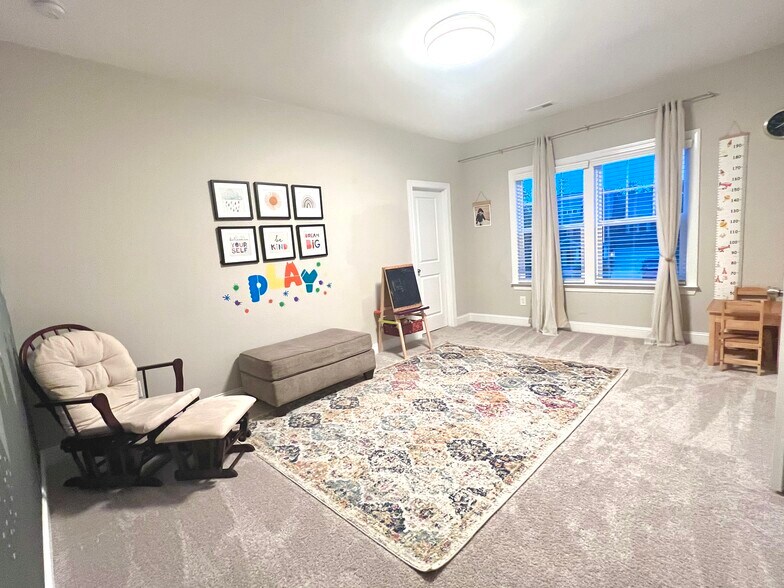 Building Photo - 4745 Kingswood Dr