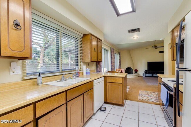 Building Photo - 1536 E Gemini Dr