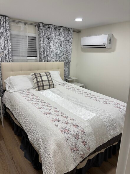 Building Photo - 402 Constitution Ave NE