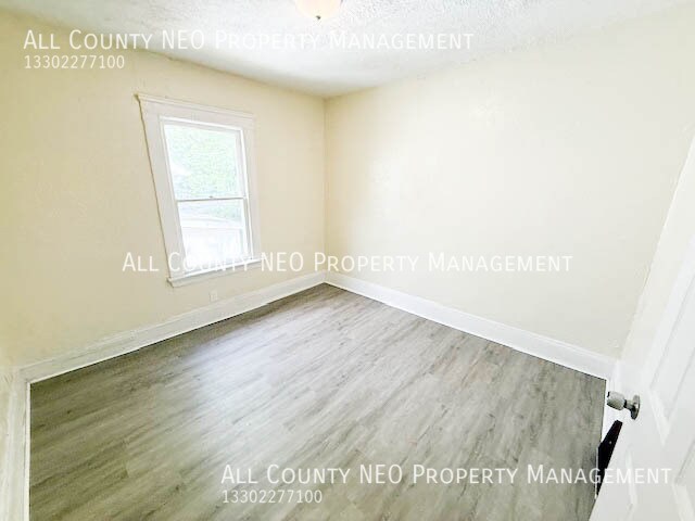 Building Photo - 1161 LaCroix Ave.-