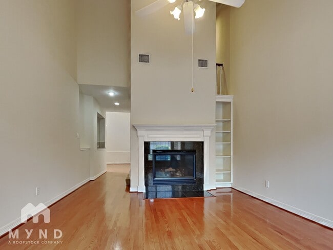 Building Photo - 1127 Enclave Square E