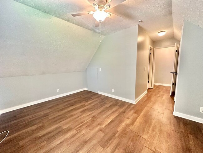 Building Photo - Cozy 2 bedroom Duplex!