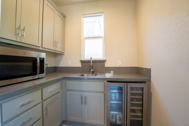 Building Photo - 3625 Blue Bird Dr