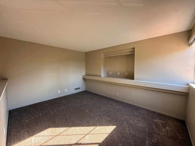 Building Photo - Bright 2BR/2BA Lofted Home with High Ceilings, Pool & 2 Parking Spaces in Clairemont!