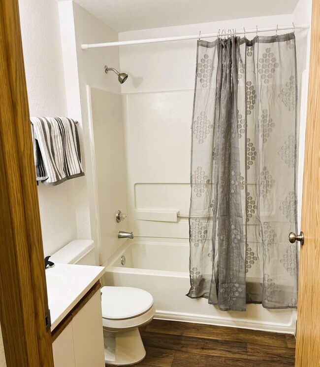 Building Photo - Amazing Top Floor 1 bedroom Apartment In L...