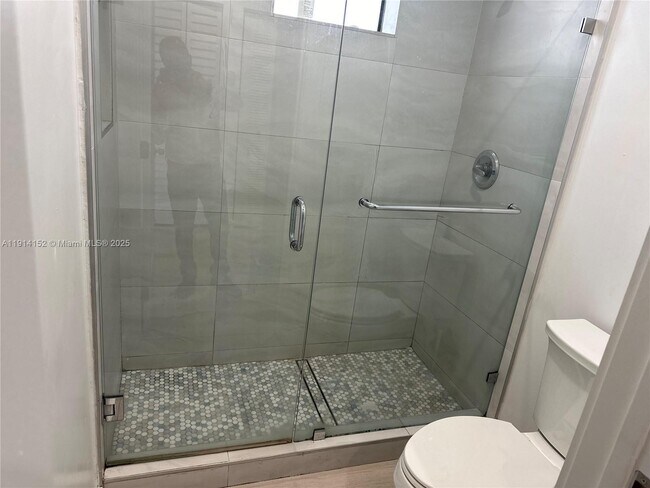 Building Photo - 900 SW 43rd Ave