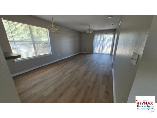 Building Photo - Delightful West Side Cottage