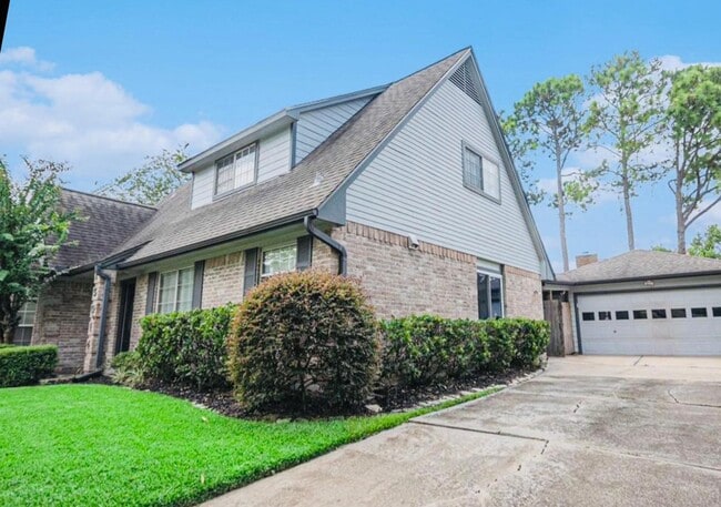 Building Photo - 15014 Hollydale Dr