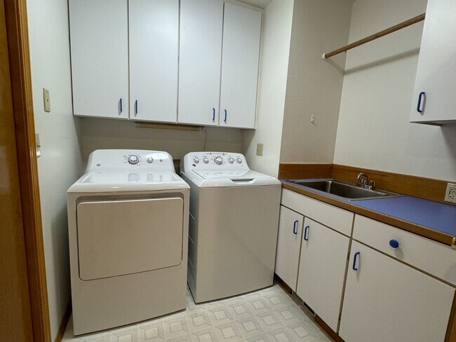 Building Photo - Well maintained 3 bed 2 bath rambler home in quiet Zenith neighborhood in Des Moines