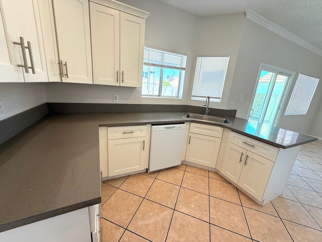 Building Photo - GORGEOUS 3BED/2.5BATH SINGLE FAMILY HOME