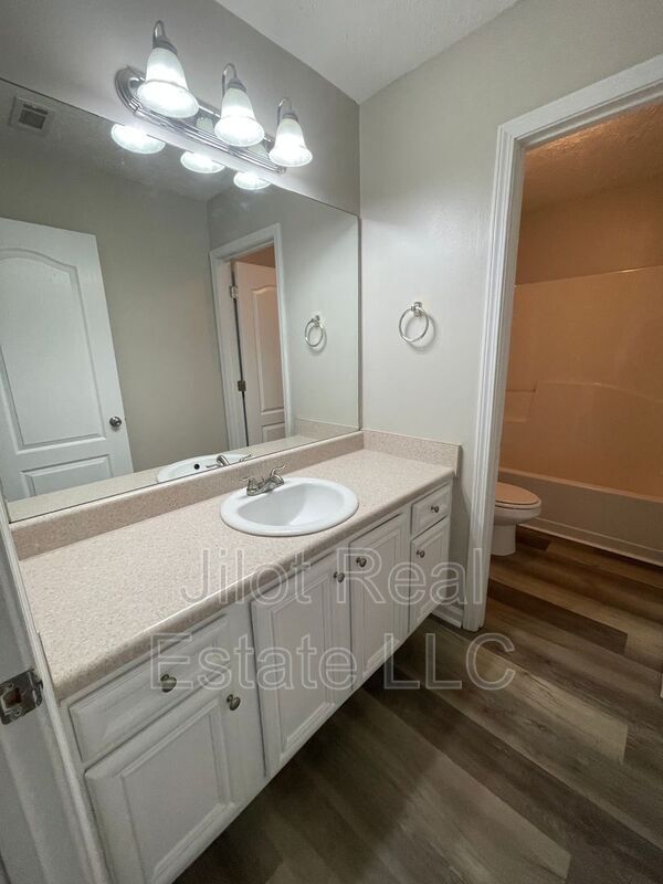 Building Photo - 700 Yukon Way