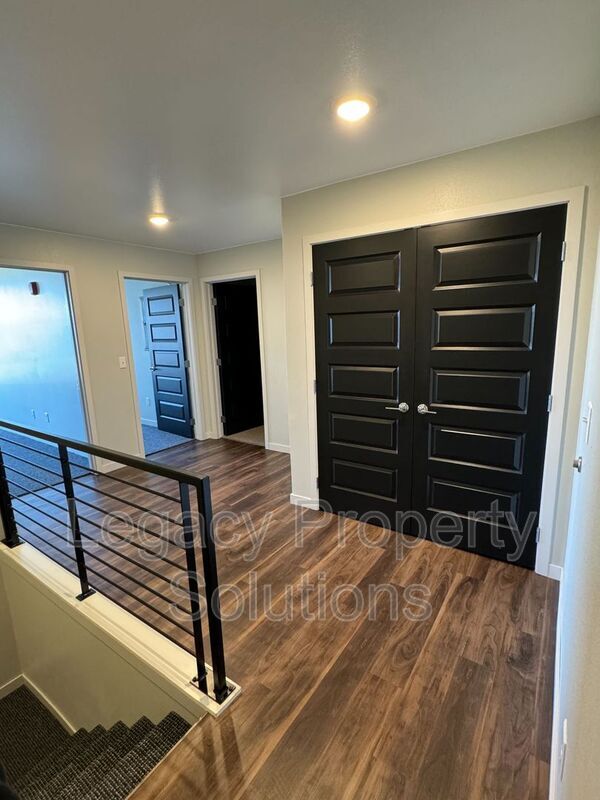 Building Photo - 220 E Greenfield Ln