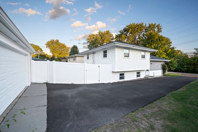 Building Photo - 2614 Burlington Ave