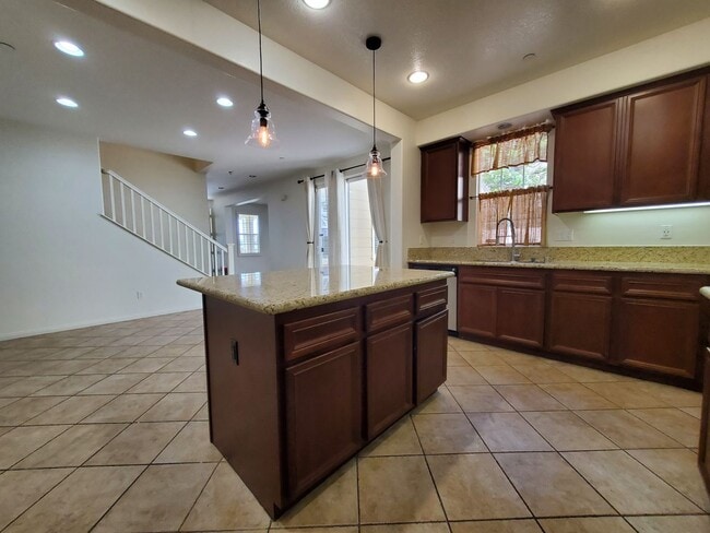 Building Photo - Spacious 4 Bedroom 3 Bath Two Story Riverp...