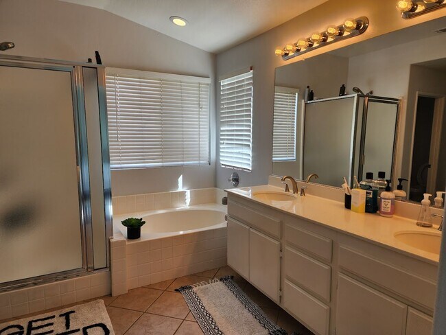 Building Photo - Gorgeous Home with 5 Bedrooms, 3 Baths, So...