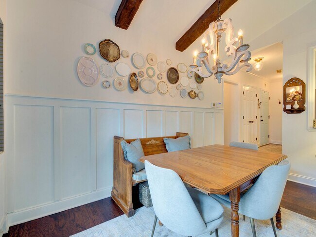 Building Photo - A picture perfect cottage home ready for you with community pool!