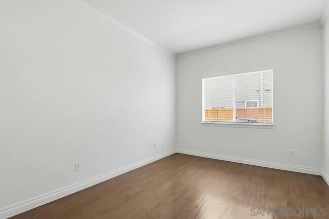 Building Photo - 1100 Corrales Ln