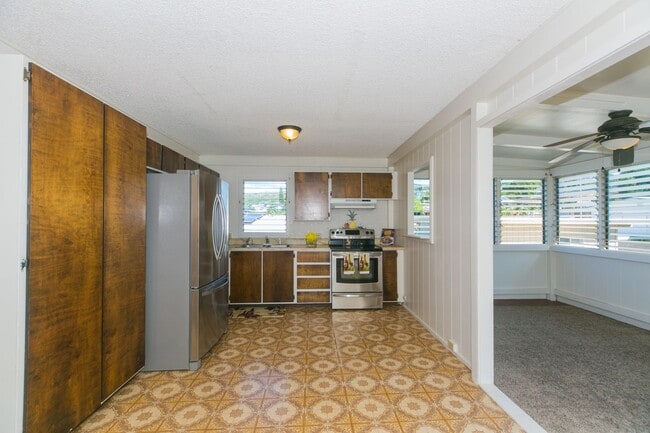 Building Photo - Amazing views, spacious floorplan, bonus f...
