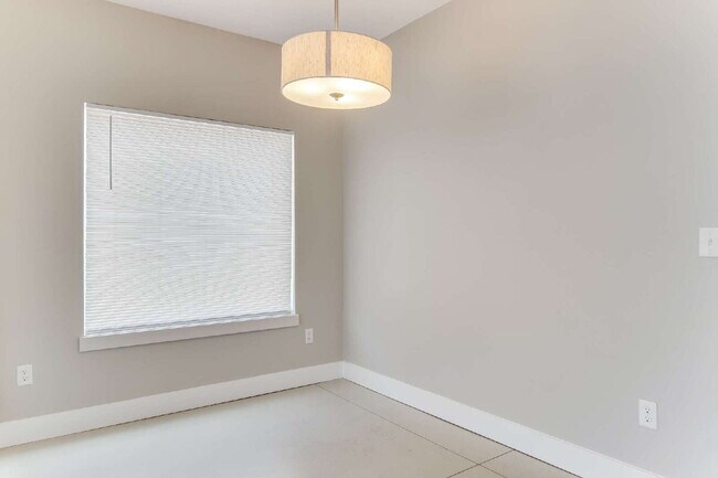 Building Photo - "Charming 3-Bedroom Duplex Retreat with 2 Full Baths in Wichita – 1190 Sq Ft of Comfort!"