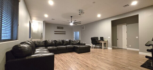 Building Photo - 3952 W Salter Dr