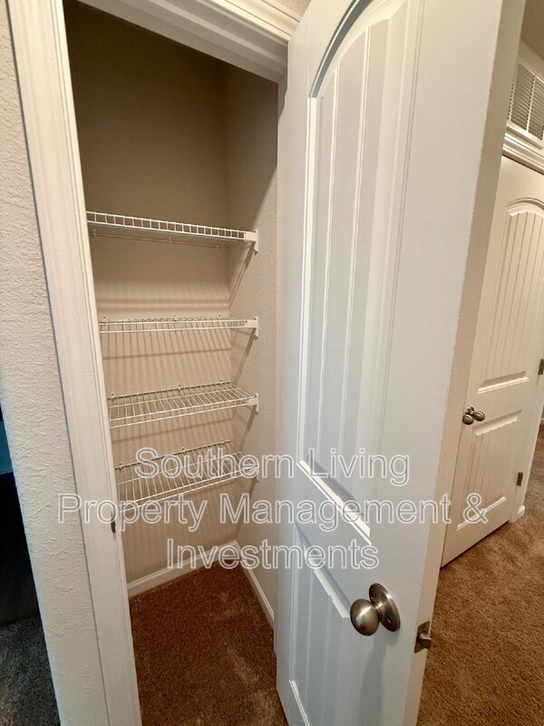 Building Photo - 3047 Cres Lk Ln