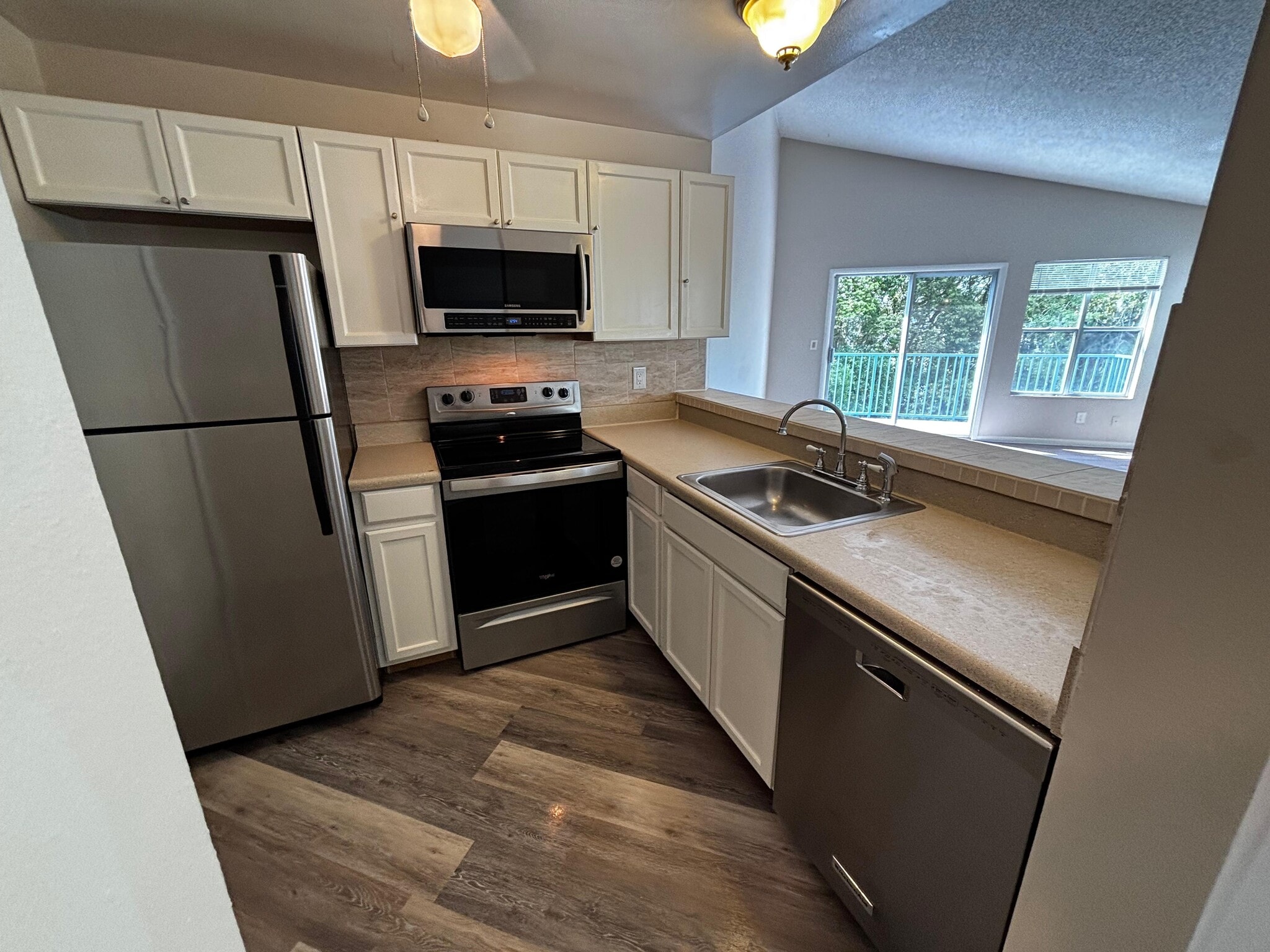 kitchen1 - 2560 Woodgate Blvd