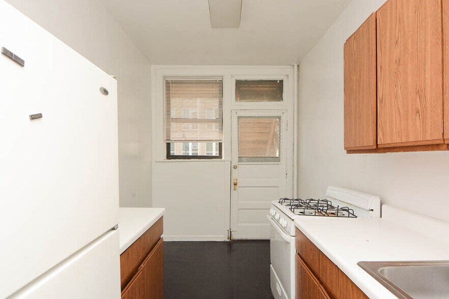 Building Photo - 834 W Waveland Ave