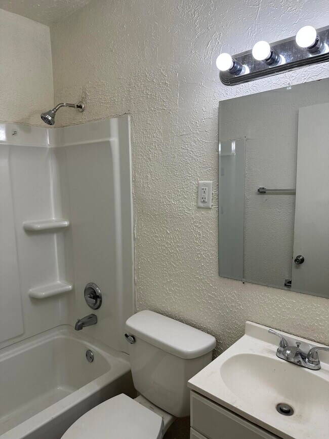 Building Photo - 511 Park View Ave