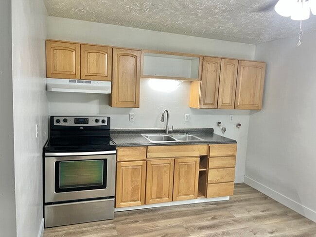 Building Photo - 610 S 200 E
