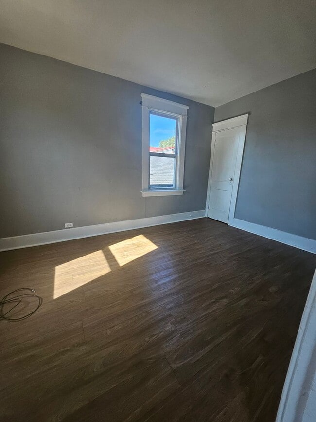 Building Photo - Upper 2 bedroom unit