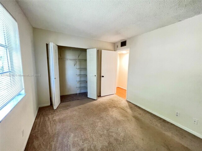 Building Photo - 2220 N Cypress Bend Dr