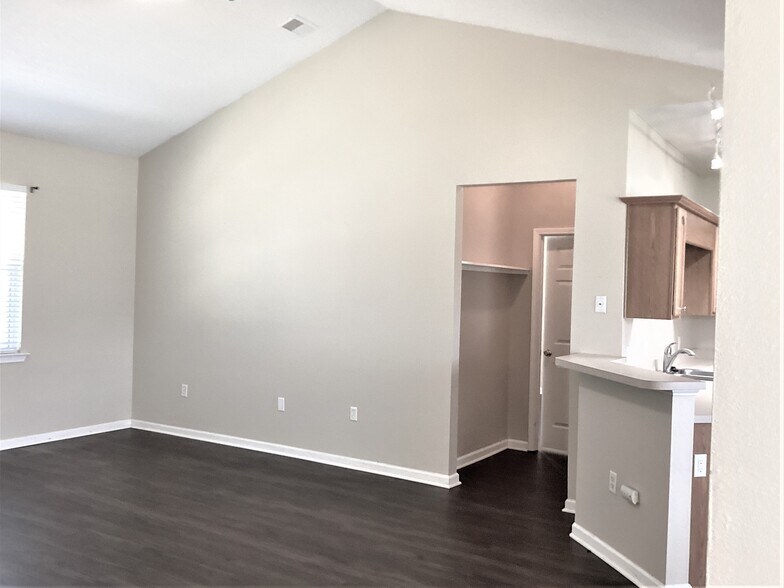 Building Photo - 305 Antigua Dr